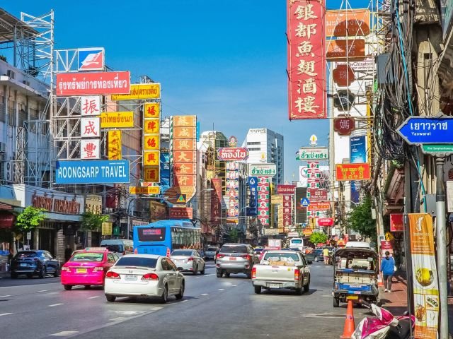 vue globale de l avenue yaorawat bangkok chinatown