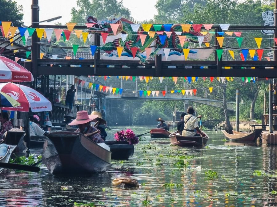 ambiance matinal au marché flottant de tha kha thailande
