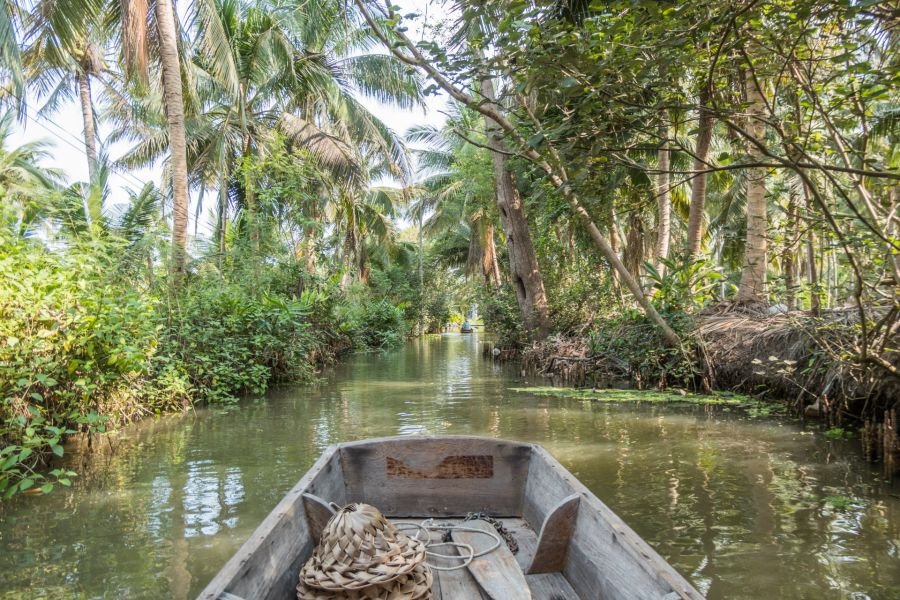 balade en barque autour du marché flottant de tha kha thailande