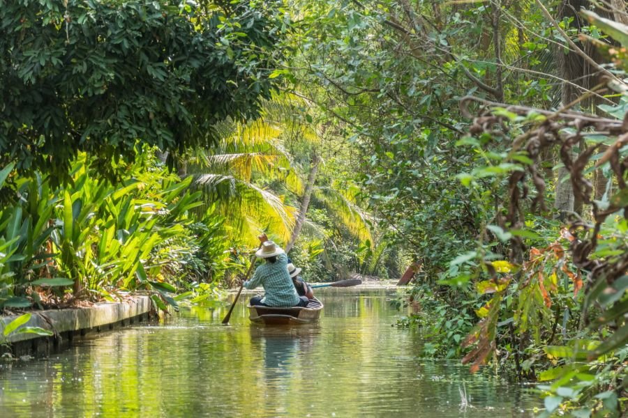 barque a rame sur canal pres du marché flottant de tha kha thailande