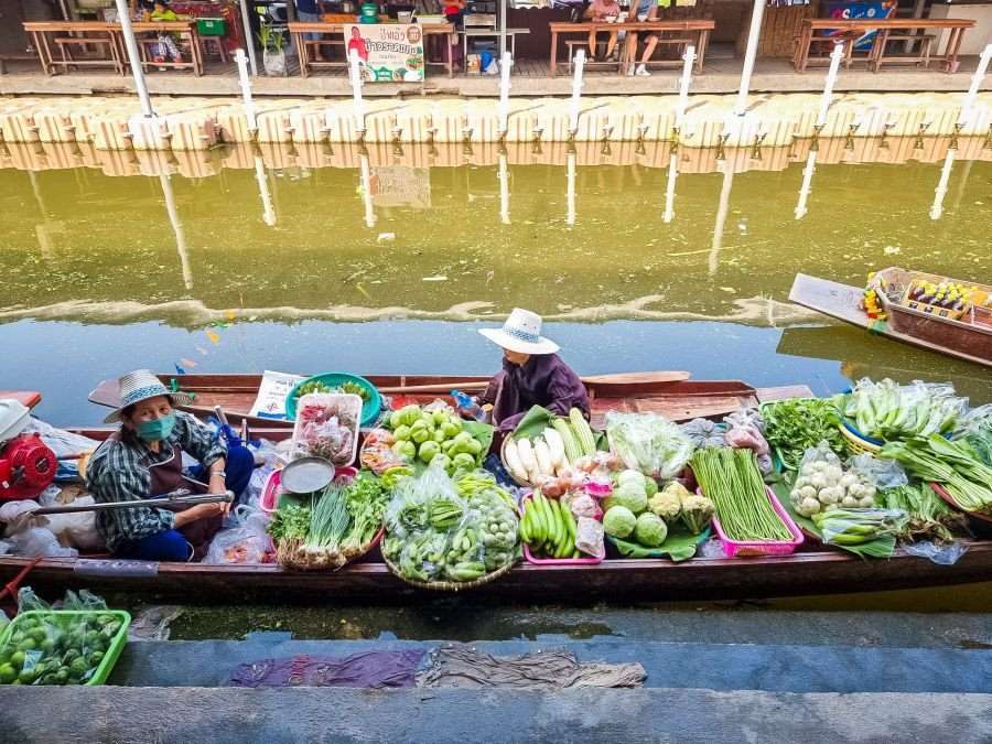 barque de legumes bien plein au marché flottant de tha kha thailande