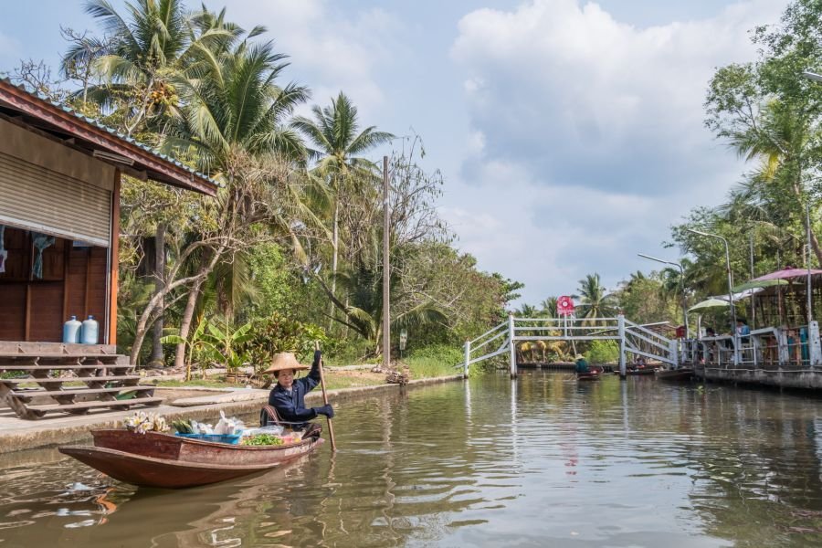 barque naviguant travers le marché flottant de tha kha thailande