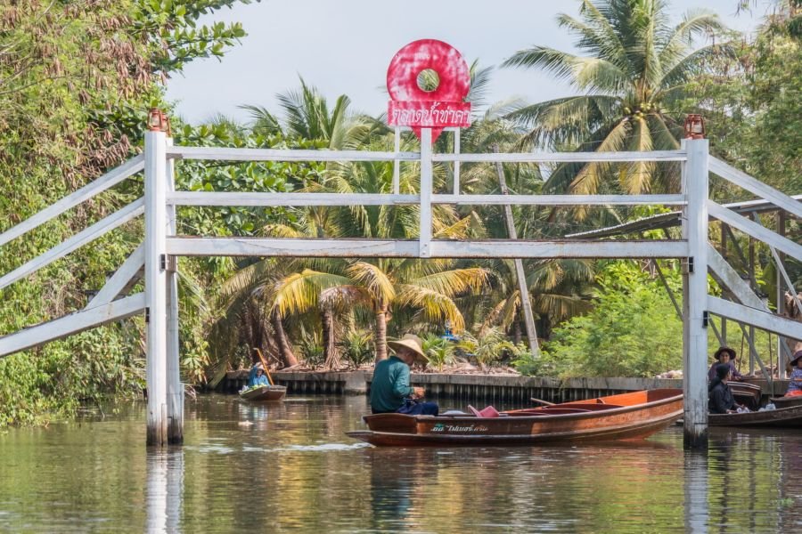 barques arrivant au marché flottant de tha kha thailande