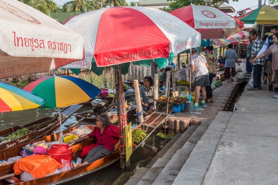 barques au bord du canal marché flottant de tha kha thailande