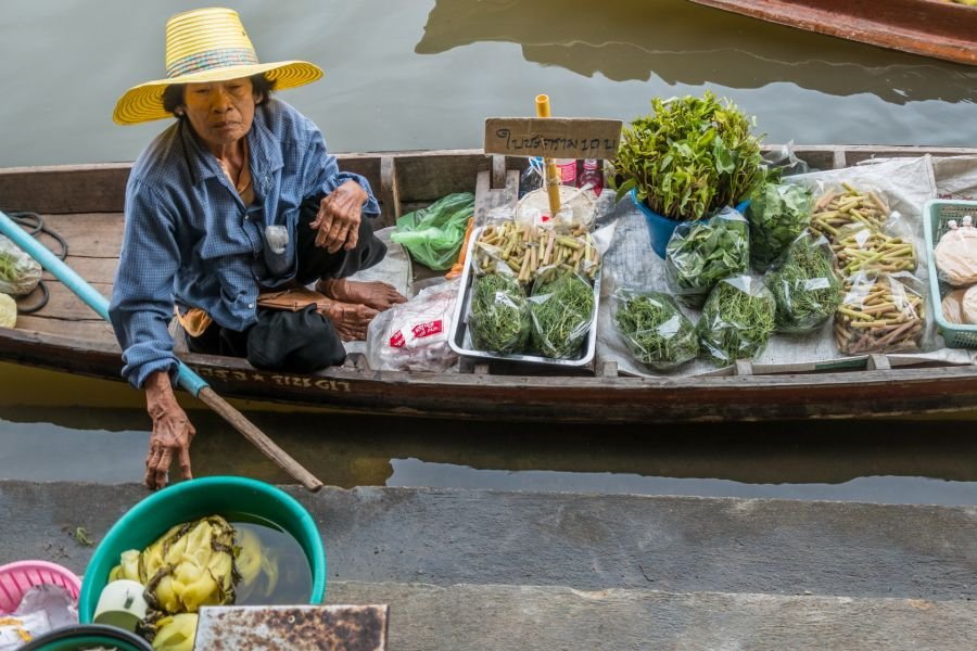 barques avec legumes marché flottant de tha kha thailande