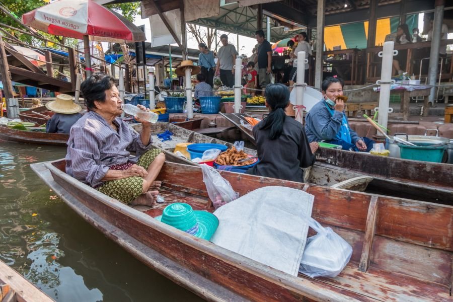barques et vendeuses au marché flottant de tha kha thailande