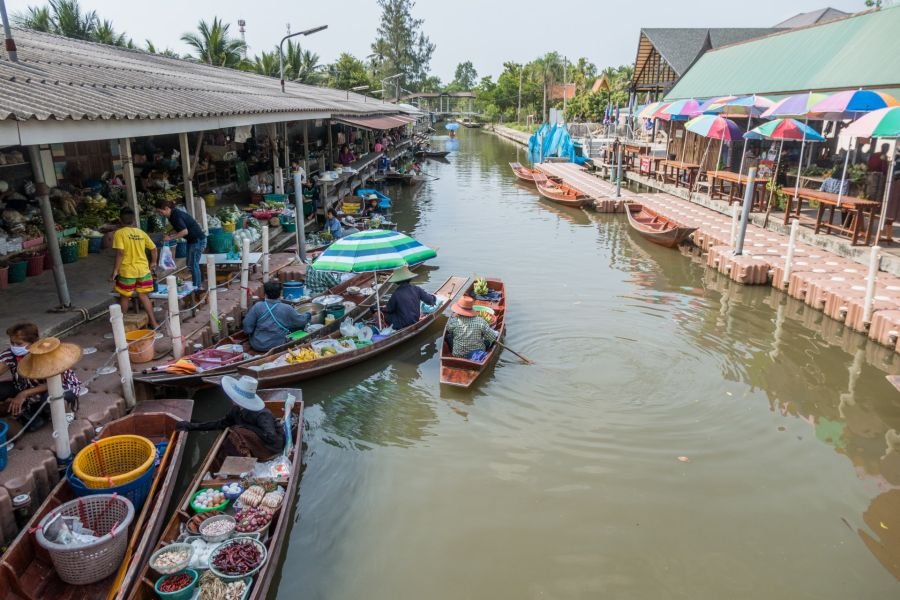 barques sur le canal du marché flottant de tha kha thailande