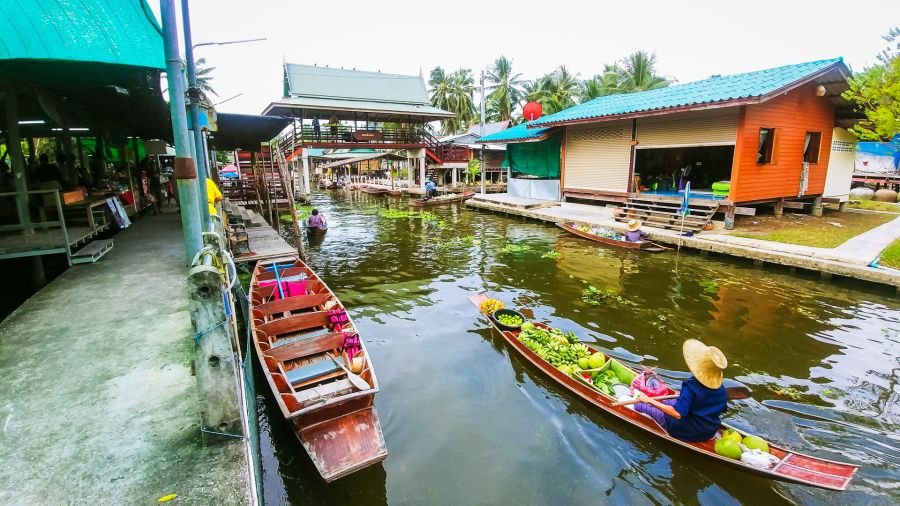 bateau parcourant le marché flottant de tha kha thailande