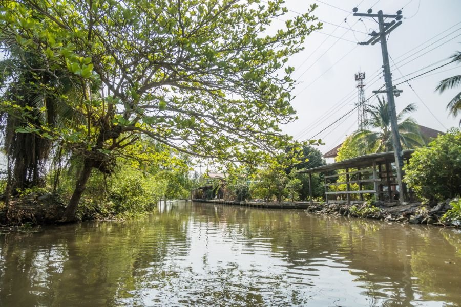 debut balade sur canaux autour du marché flottant de tha kha thailande