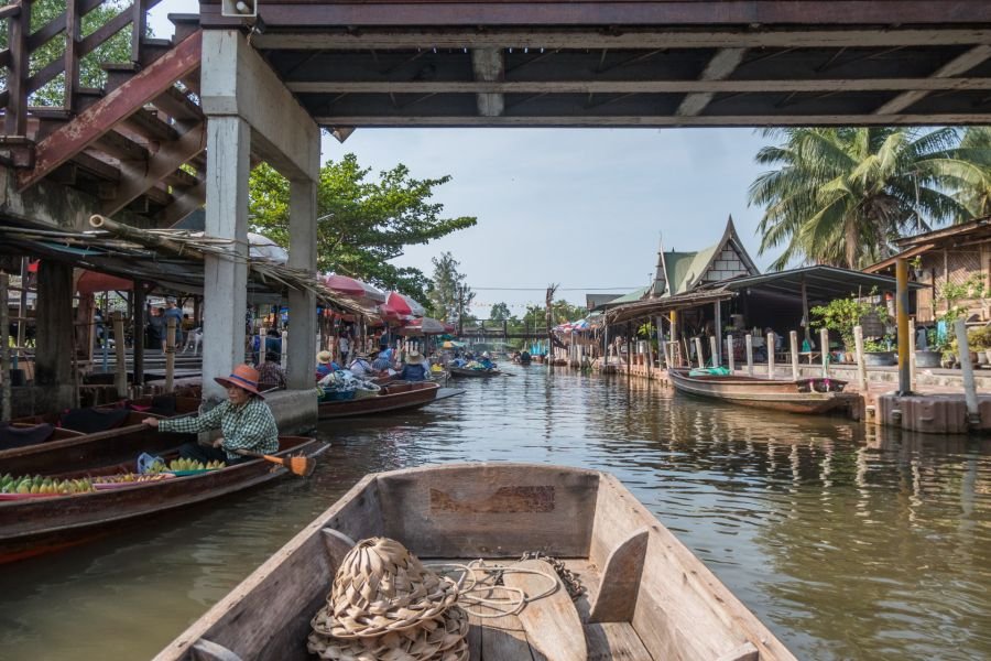 depart balade barque canaux autour du marché flottant de tha kha thailande