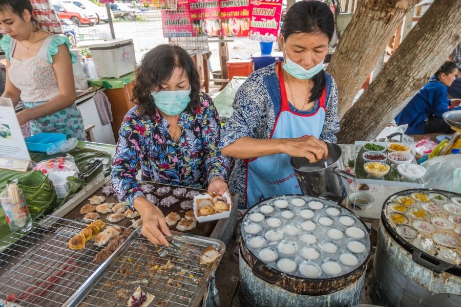 dessert locaux au marché flottant de tha kha thailande
