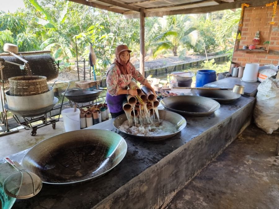 fabrication traditionnelle du sucre de palme samut songkhram pres du marché flottant de tha kha thailande