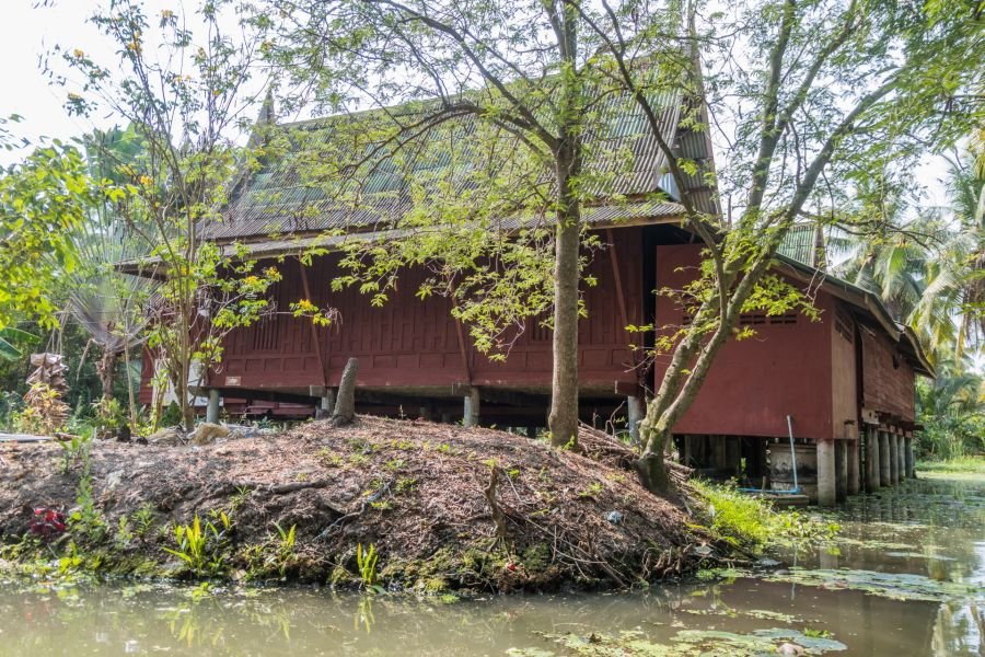 maison traditionnelle bord canal proche marché flottant de tha kha thailande