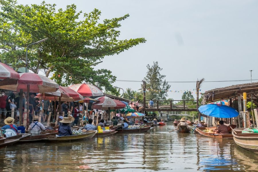 marché flottant de tha kha depuis une barque thailande