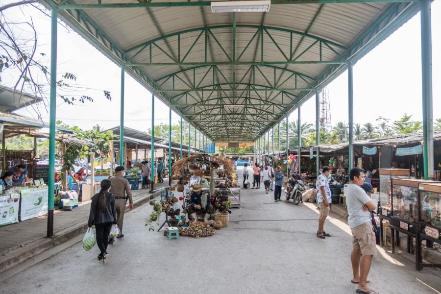 partie terrestre au marché flottant de tha kha thailande
