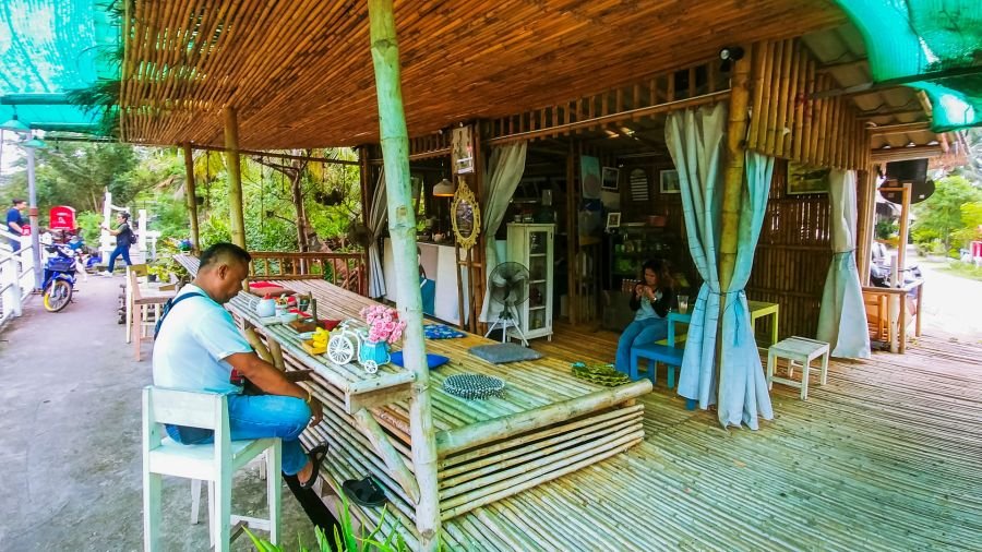 petit café local au marché flottant de tha kha thailande