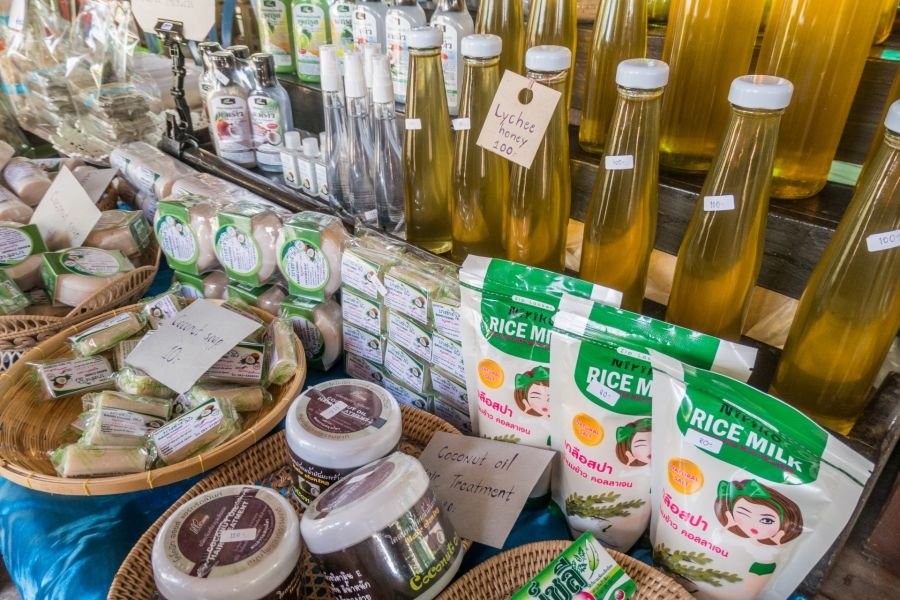 produits locaux au marché flottant de tha kha thailande