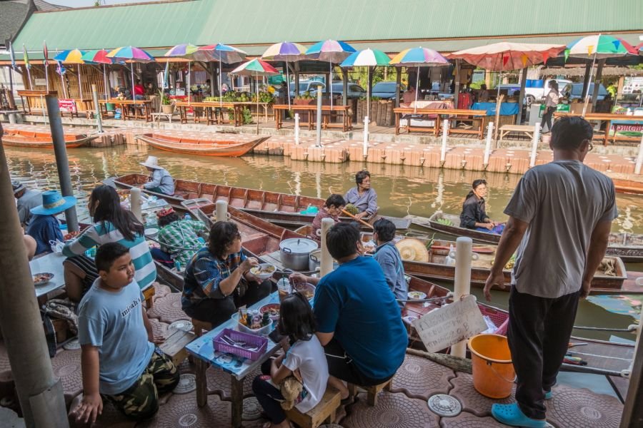 restaurant improvisé marché flottant de tha kha thailande