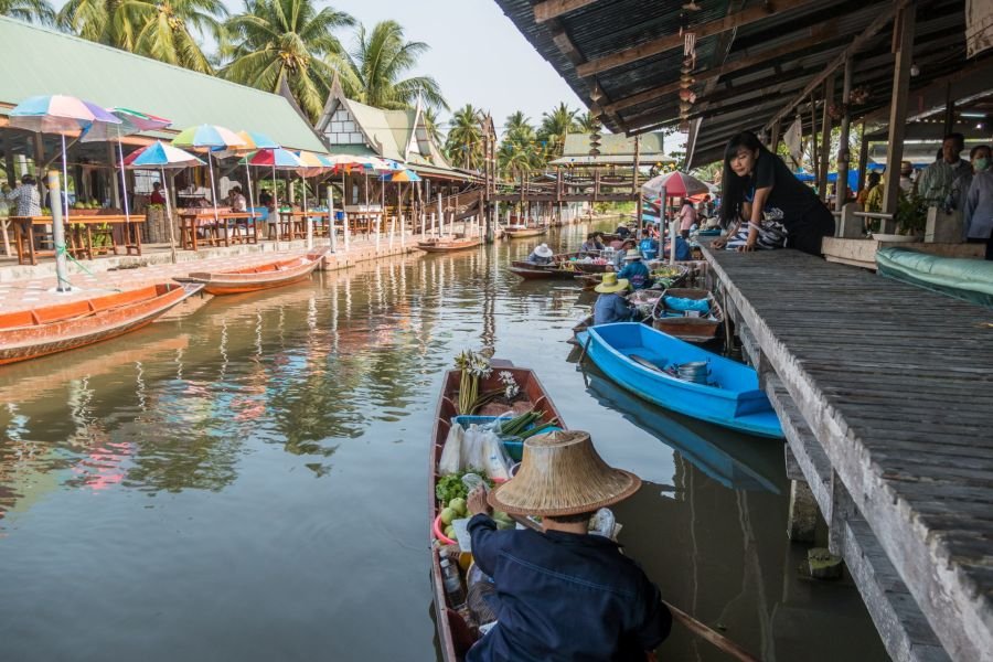 sur le bord du canal au marché flottant de tha kha thailande