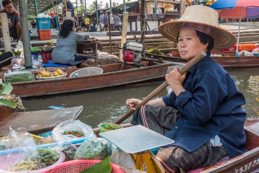 vendeuse sur barque au marché flottant de tha kha thailande