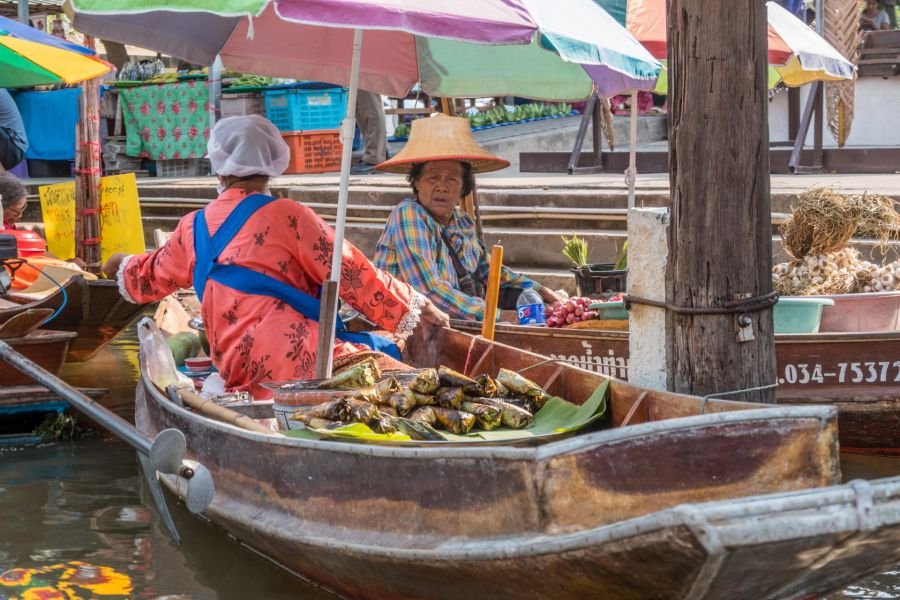 vendeuses sur barques canal marché flottant de tha kha thailande