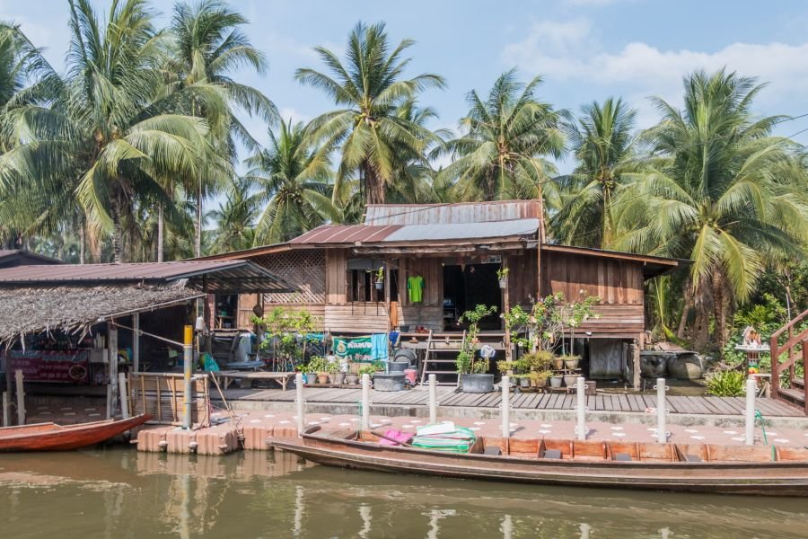 vieille maison en bois au marché flottant de tha kha thailande