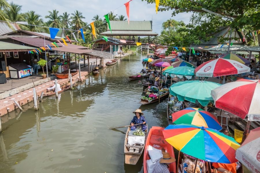vue densemble au marché flottant de tha kha thailande