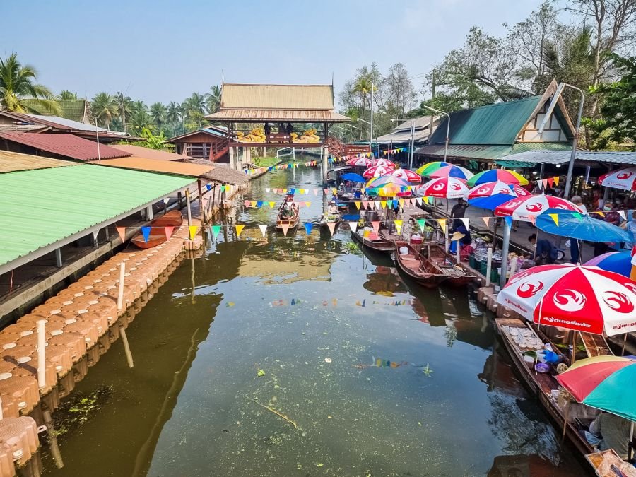 vue du marché flottant de tha kha thailande