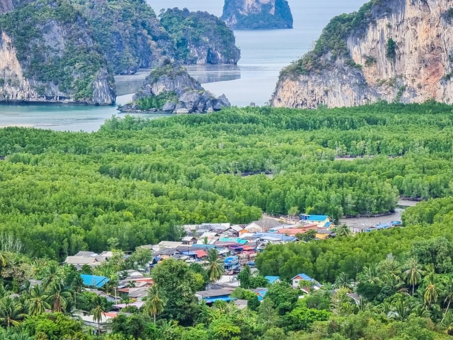 vue sur village pecheurs depuis ao tho li viewpoint phang nga thailande