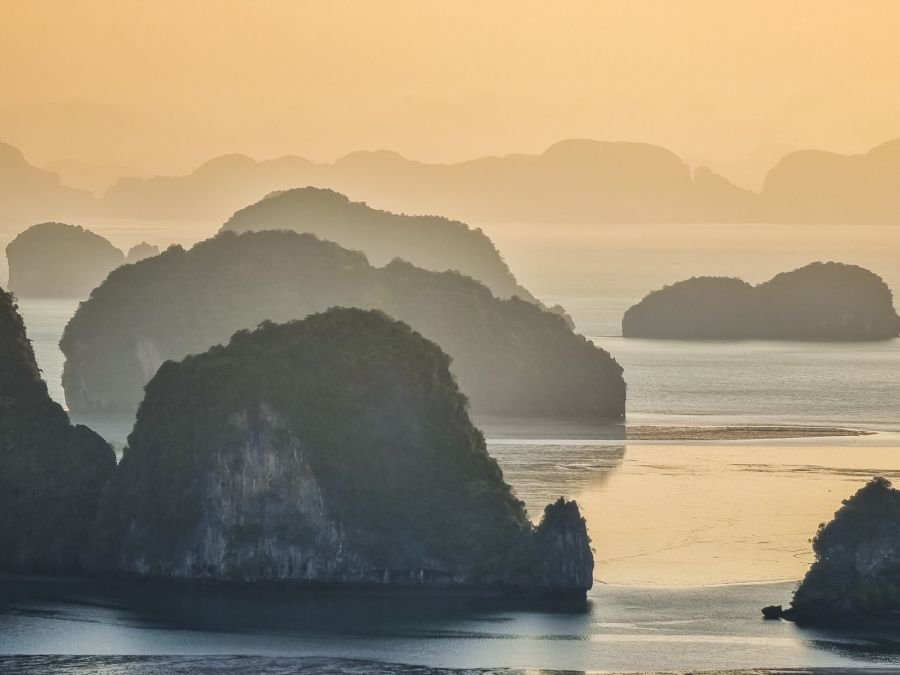 zoom sur baie de phang nga au petit matin samet nangshe