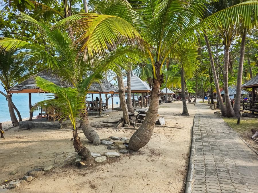 amenagements sur ao thong yang aka phlai dam beach khanom thailande