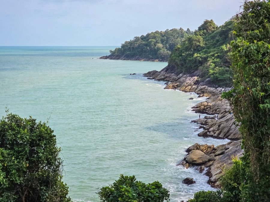 côte escarpé long de la route sichon khanom sud thailande