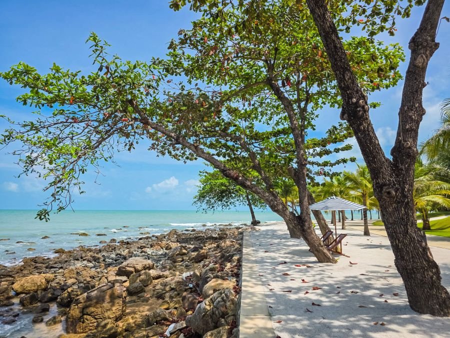 côte rocheuse au issara cape nakhon si thammarat