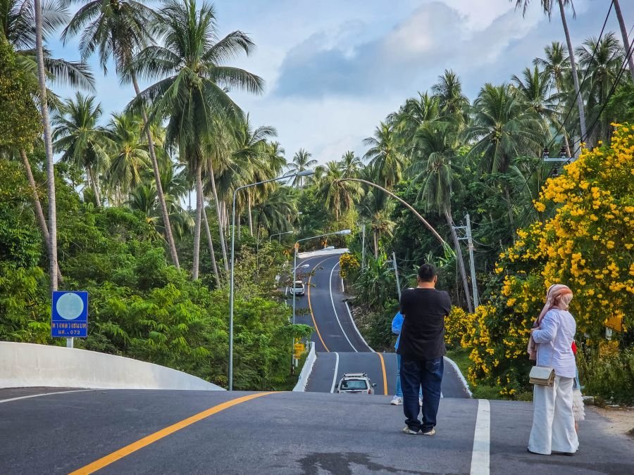 couple se photographiant sur la route entre sichon et khanom thailande