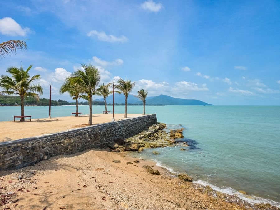 jetée et mini plage du issara cape sichon thailande