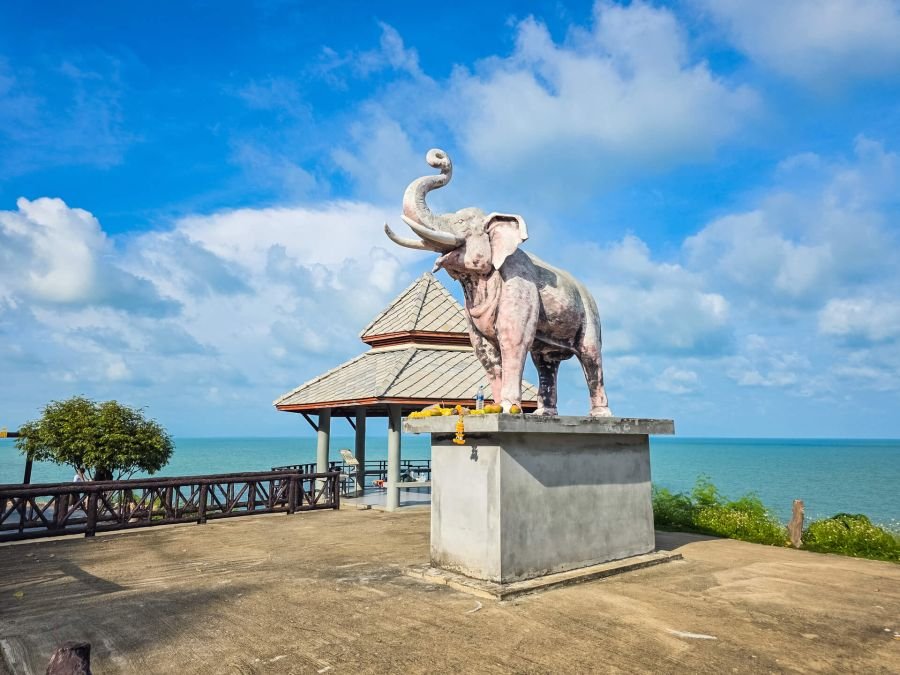statue elephant et belvédère sur route sichon khanom nakhon si thammarat