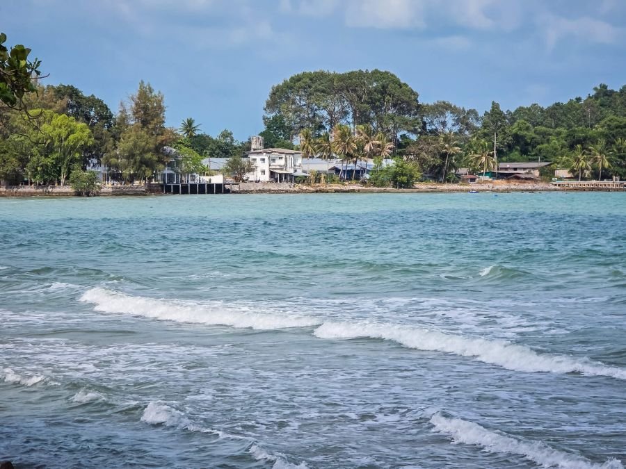 vue sur issara beach depuis hin ngam beach