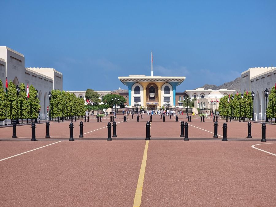 esplanade devant palais royal de mascate oman