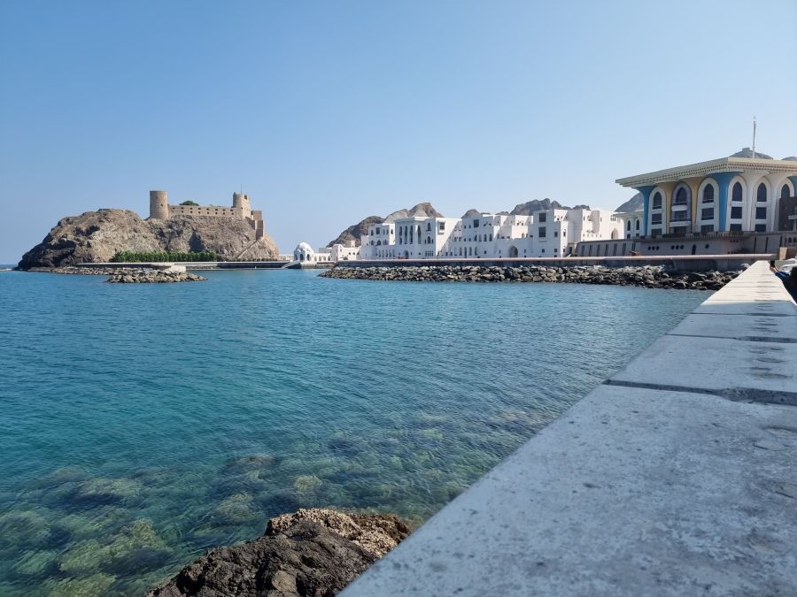 al jalali fort et palais royal depuis front de mer mascate oman