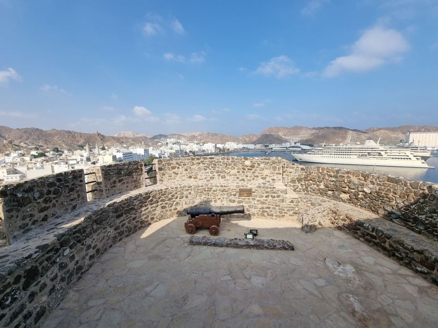 canon avec vue sur port de mutrah depuis fort oman