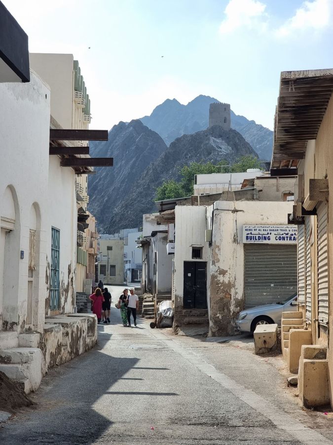 dans la petite rue menant au fort de mutrah oman