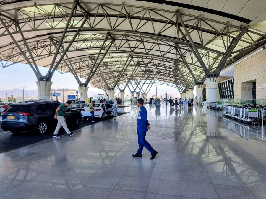 devant aeroport international de muscat oman