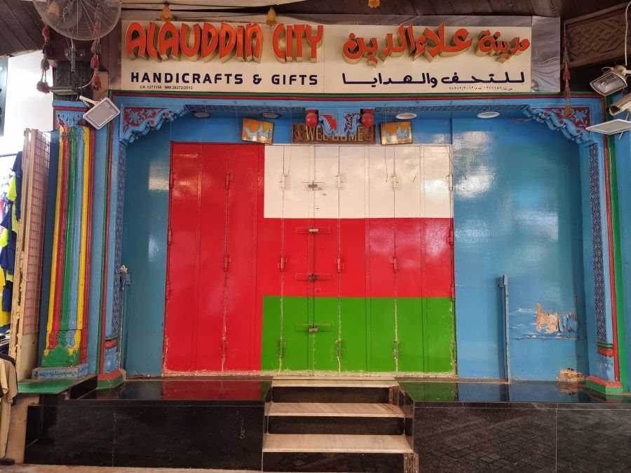 drapeau omanais en devanture de magasin mutrah souq oman
