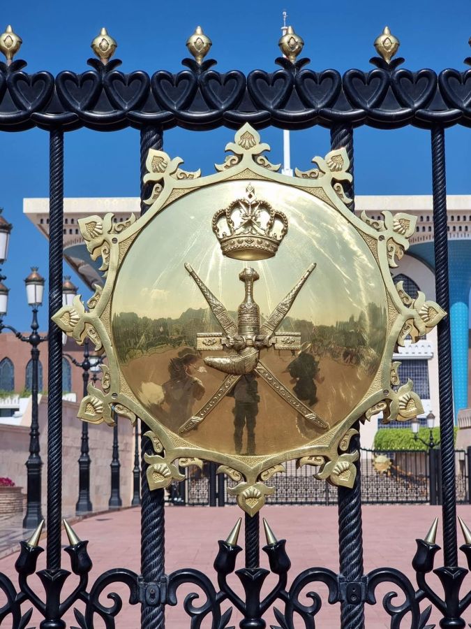 embleme sur portail du palais royal de mascate oman