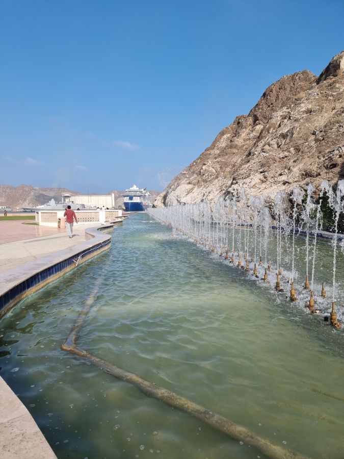 fontaine au pied de mutrah hill viewpoint oman
