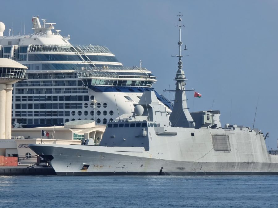 fregate francaise au port de mutrah oman
