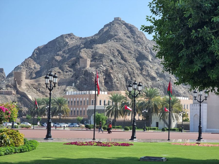 jardin et colline jouxtant le palais royal de mascate oman