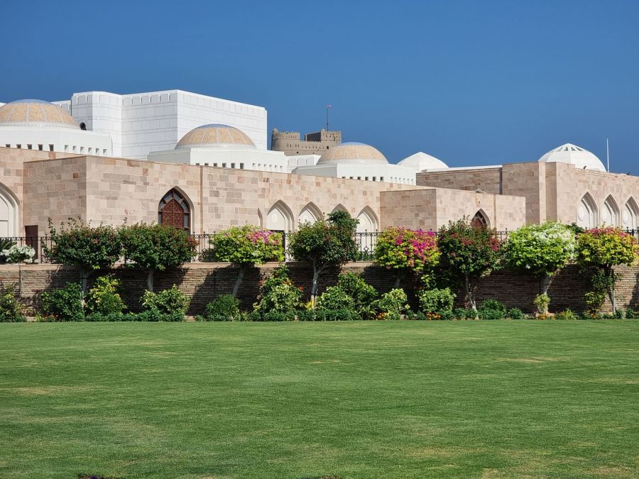 pelouse devant le palais royal de mascate oman