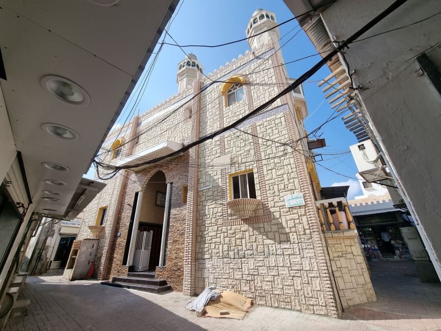 petite mosquée au milieu de mutrah souq oman