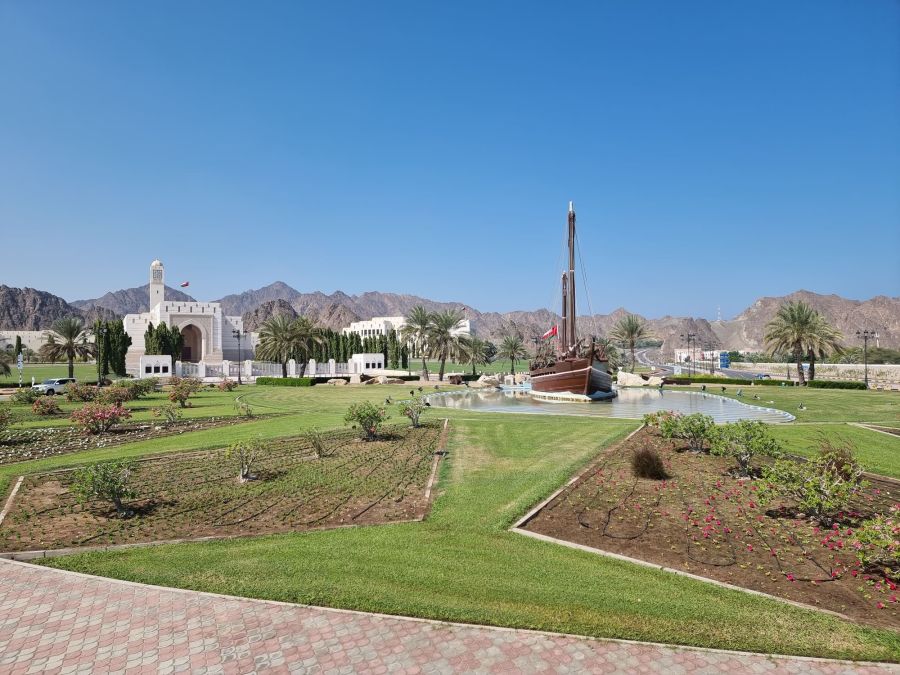 rond point al bustan mascate oman